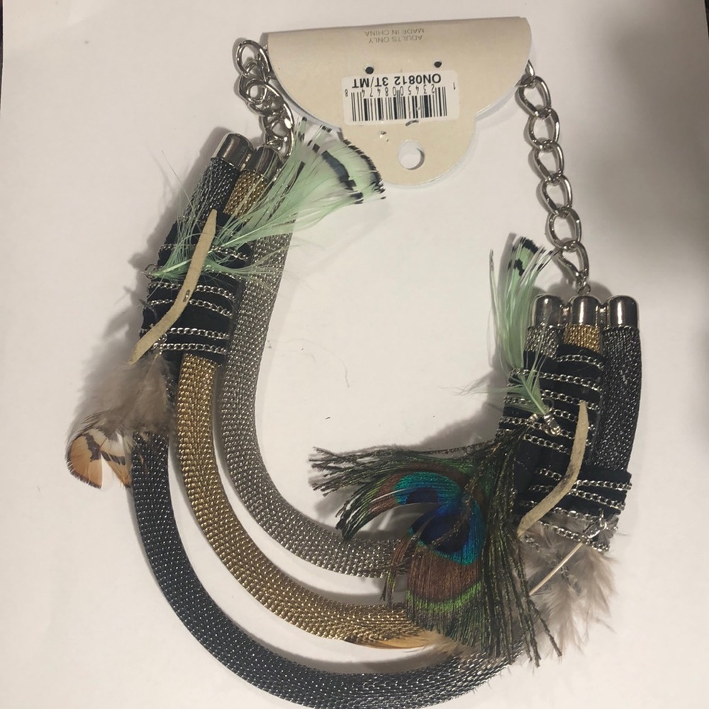 Tri colored necklace with feather details